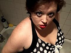 红发荡妇在这个POV视频中乞求精液和懒散的性爱