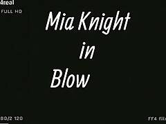 成熟的熟女Mia Knights在高清视频中展示她的棕发和大胸部