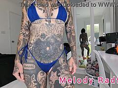 Melody Radford在微型比基尼中展示她的纹身