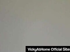 Vicky Vettes激情的口交会话导致她丰满的胸部被面部射精