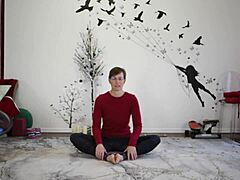 欧洲熟女用恋物癖扭动教瑜伽课