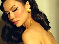 诱人的棕发熟女Bryona Ashly在柔核视频中表演诱人的单人脱衣舞,突出她成熟的美丽和丰满的身材。