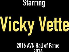 Vicky Vettes在露骨视频中热情的乳交和面部射精