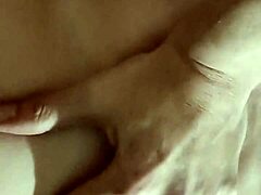 一个成熟的女人用独角兽尾巴塞享受门和阴道游戏的Pov视频