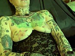 纹身的女人使用假阳具达到多次性高潮
