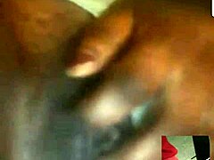 一个被剃光的阴道的年长的非洲女人下来脏